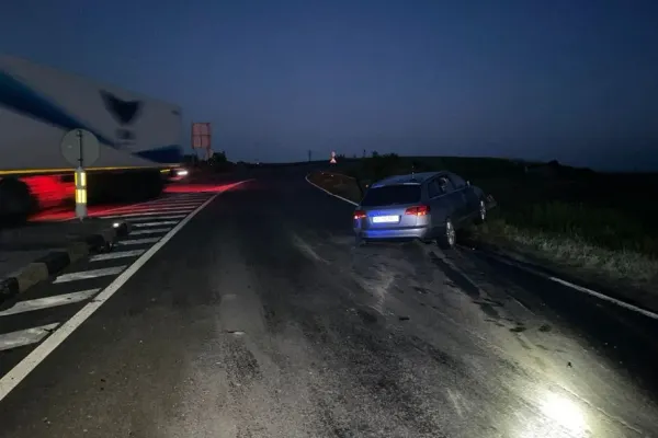 Adolescent de 17 ani, prins la volanul unei mașini furate după ce a produs un accident