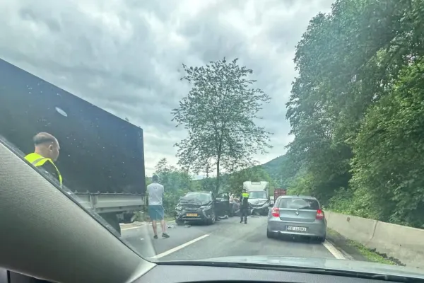 Accident cu cinci mașini pe DN 7, în Vâlcea. Traficul este blocat, două persoane sunt rănite