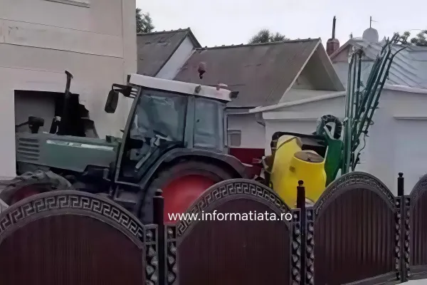 Accident spectaculos în Botoșani! Un primar a intrat cu tractorul pe trotuar, a lovit un tânăr și s-a oprit într-o casă