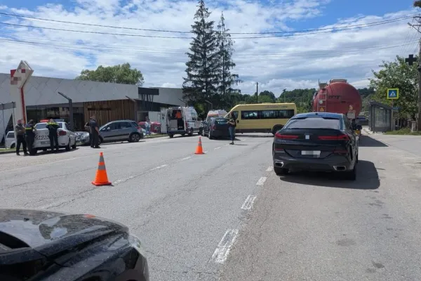 Accident cu un microbuz școlar în Vâlcea. Trei elevi au ajuns la spital după impactul produs pe DN 67
