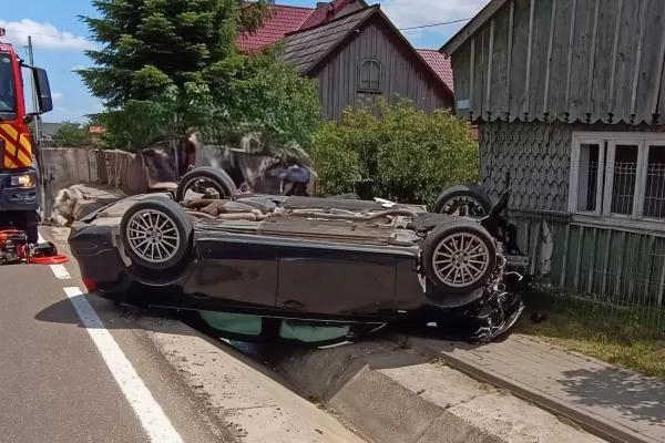 Accident spectaculos în Suceava. Un șofer de 76 de ani a ajuns cu mașina suspendată peste un șanț și în gardul unei locuințe