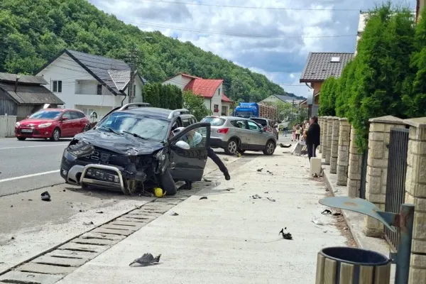 Fetiță de 12 ani, resuscitată după ce a fost lovită de o mașină. Șoferul a pierdut controlul volanului și a accidentat două minore și o femeie - VIDEO