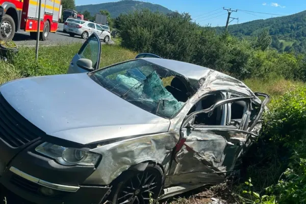 Accident grav în Caraș-Severin: o femeie de 24 de ani a murit după impactul dintre un autoturism și un TIR