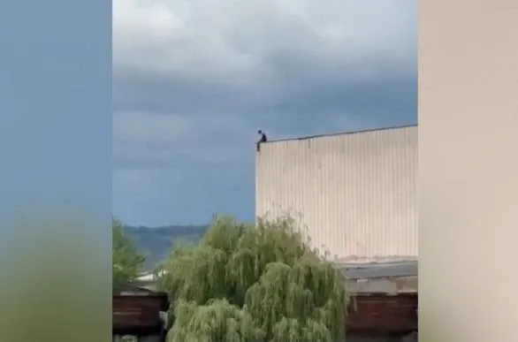 Un adolescent de 14 ani, observat pe acoperișul unei clădiri, la mare înălțime. Polițiștii au intervenit de urgență