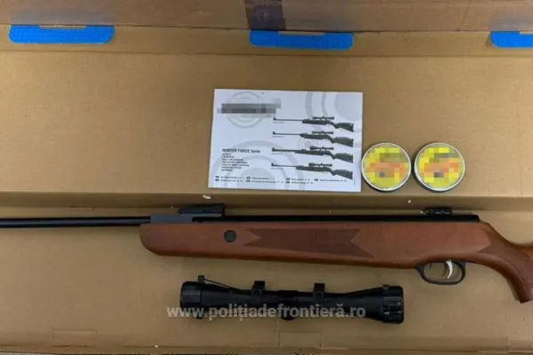 Descoperire șocantă pe Aeroportul din Cluj-Napoca. Polițiștii de frontieră au găsit o armă cu aer comprimat, o lunetă şi 1.000 de proiectile