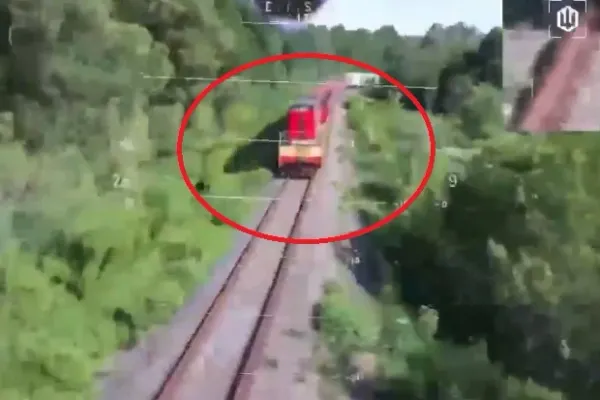Atac cu dronă în Crimeea: o persoană ucisă și alta rănită într-un tren de pasageri VIDEO