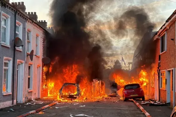 Coșmar în Belfast. Proteste violente împotriva migranților. Case incendiate, magazine devastate. O familie de români, salvată de poliție