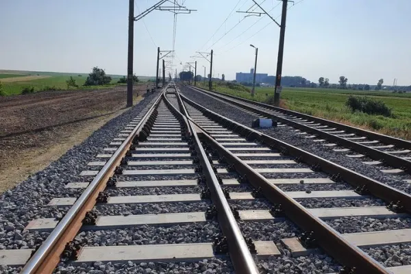 Accident grav pe calea ferată în Călărași. Un pescar de aproximativ 70 de ani s-a electrocutat după ce undița a atins linia electrică CFR