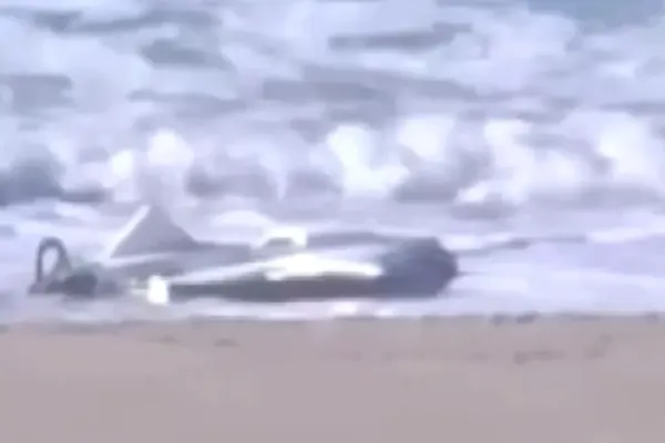 Dronă de luptă cu explozibili, găsită pe o plajă de la Marea Neagră, în Turcia. Autoritățile au evacuat zona