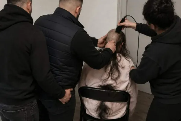 Româncă umilită în Franța după o presupusă relație extraconjugală. A fost tunsă cu forța și agresată de mai mulți membri ai familiei