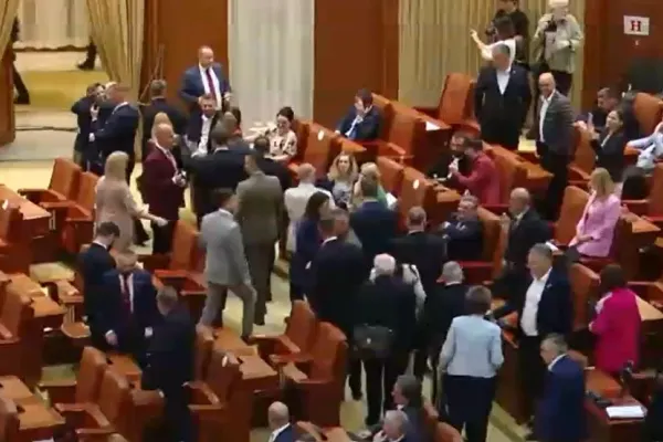George Simion a acuzat „35 de ani de trădare” și a BOICOTAT ședința de învestitură a lui Veștea. Deputații AUR au părăsit sala în masă!