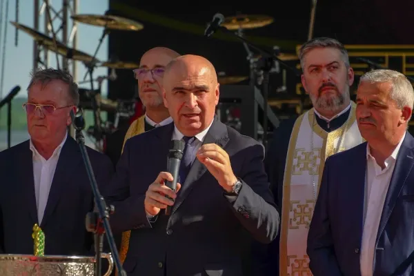 Sfidare: între două tunuri, Ilie Bolojan inaugurează hoteluri. Cu ce se ocupă premierul interimar în plină criză politică
