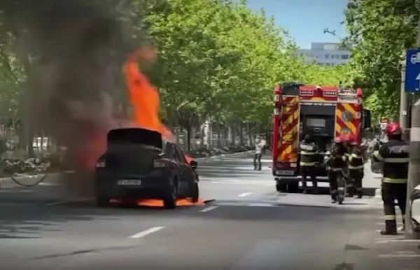 Imagini șocante: mașină cuprinsă de flăcări după un accident