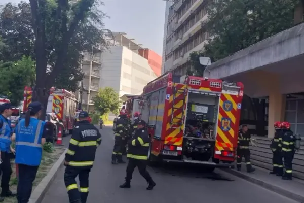Incendiu la UPU Bacău, după ce au ars hârtie și țigări într-o toaletă. 140 de persoane au fost evacuate și autoevacuate