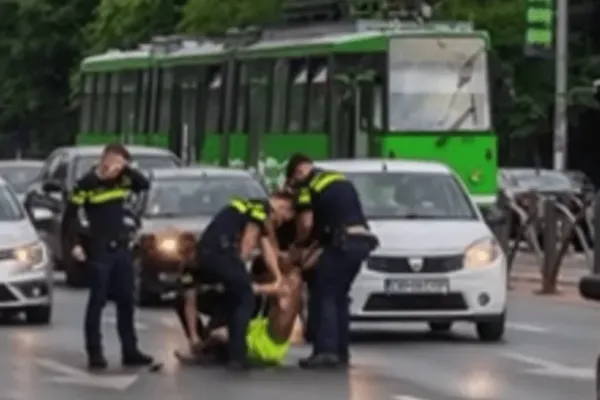 Intervenție de mare risc în București. Tânăr înarmat cu două cuțite, imobilizat de polițiști după ce a ignorat somațiile