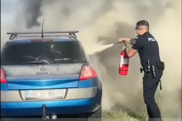 Mașină cuprinsă de flăcări în plină caniculă. Intervenția rapidă a doi polițiști a împiedicat o tragedie - VIDEO