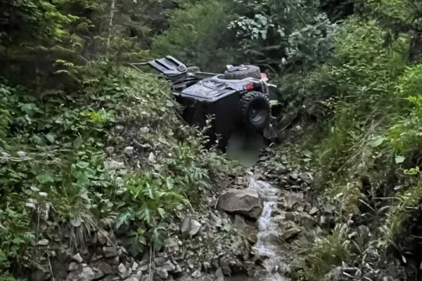 Accident grav în județul Bacău. O mașină s-a prăbușit într-o prăpastie de aproximativ 12 metri
