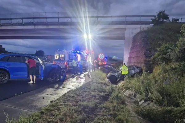 Accident rutier grav pe A1, în județul Hunedoara. Două mașini s-au ciocnit violent-FOTO