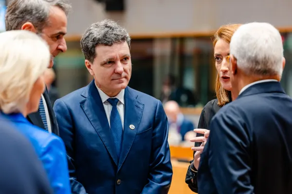 Nicușor Dan pleacă la Bruxelles în plină criză politică. Teme cruciale pe agenda Consiliului European
