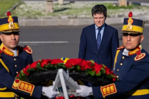 Nicușor Dan depune o coroană de flori în memoria victimelor Mineriadei. Ceremonie simbolică după instituirea unei noi zile naționale