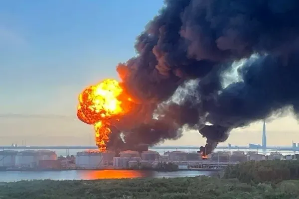 Atac masiv cu drone chiar în orașul natal al lui Putin. Un terminal petrolier din Sankt Petersburg a fost incendiat chiar înainte de Forumului Economic Internațional - VIDEO