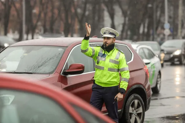 O femeie din Alba a scăpat de amendă după ce a înjurat polițiștii. Motivul invocat de instanță