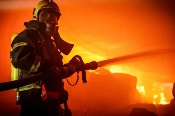 Român rămas fără locuință în Italia, după o ceartă pentru 30 de euro. Ucraineanul care stătea în chire i-a incendiat casa