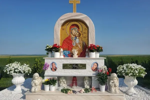 Troită ridicată la 2 Mai în memoria lui Sebi și Roberta, tinerii uciși în accidentul provocat de Vlad Pascu