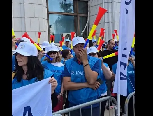 Legea salarizării scoate pe bandă oamenii în stradă. Angajații din Finanțe protestează în fața ministerului: principalele nemulțumiri VIDEO