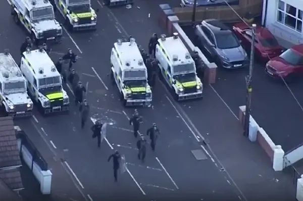 Românii din Belfast, monitorizați după protestele violente