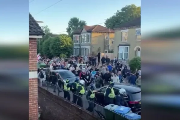 Minister: peste 20 de români, afectați de protestele violente din Irlanda de Nord