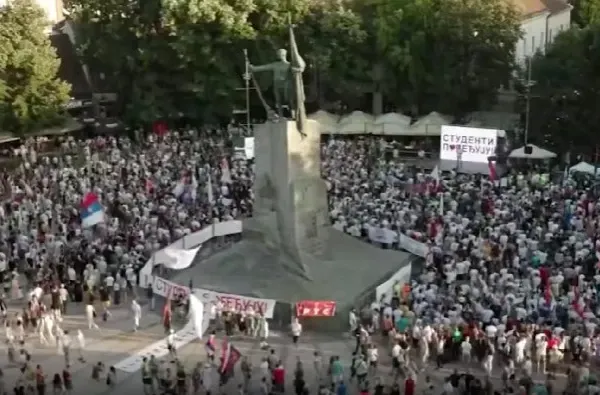 Proteste de amploare după demisia președintelui din Serbia. Oamenii continuă revolta