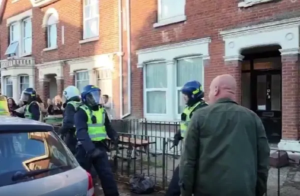 Bătăi între protestatari și polițiști. Un tânăr a murit în Marea Britanie