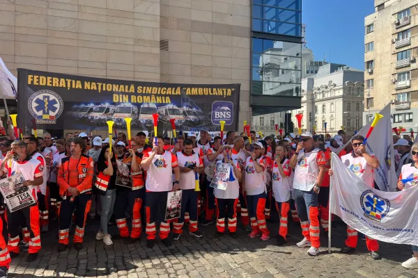 Ministerul Sănătății anunță modificări la legea salarizării chiar în timpul protestului ambulanțierilor: gărzile și munca din weekend, plătite cu 100%