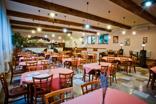 Dreptul pe care puțini români îl cunosc când merg la restaurant. Ce pot solicita gratuit, fără să plătească în plus