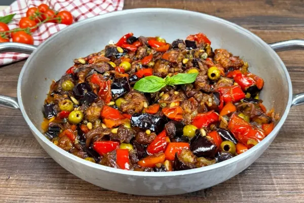 Caponata, simbolul bucătăriei siciliene cu o istorie de sute de ani. Rețeta tradițională italiană care a cucerit generații întregi