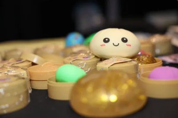Avertisment pentru părinți: jucăriile „squishy” contrafăcute pot ascunde riscuri serioase pentru sănătatea copiilor