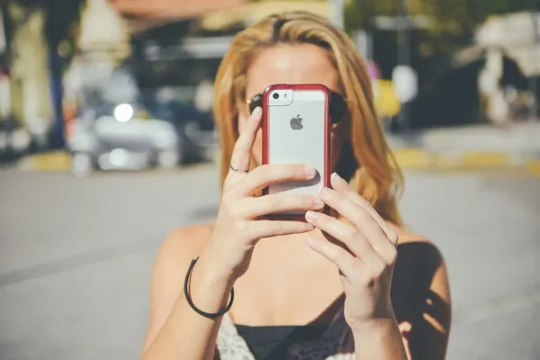 Se dau amenzi de 100 de euro pentru pietonii care folosesc telefonul pe trecerea de pietoni. Țara care pregătește reguli mai dure