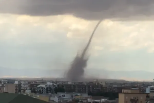 Vremea face ravagii în Italia: o tornadă a speriat locuitorii din sudul țării. Europa se pregătește pentru temperaturi de până la 43 de grade