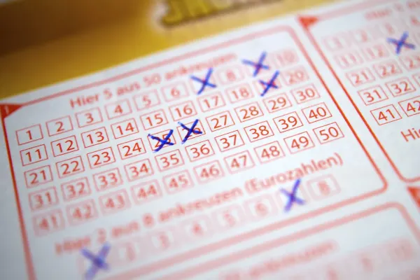 Au fost extrase numerele câștigătoare la Loto 6/49, Joker și Loto 5/40. Tragerile speciale aniversare au avut premii suplimentare