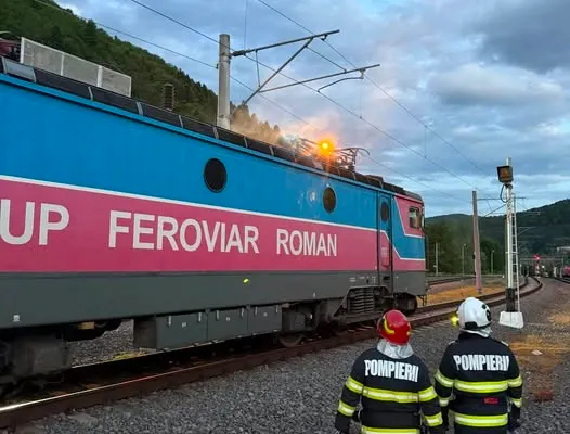 Incendiu la o locomotivă în Gara Sinaia. Trenul transporta motorină, intervenție de urgență a pompierilor