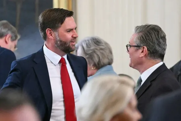 Scântei între Londra și Washington. Guvernul britanic îl contrazice pe JD Vance în disputa privind imigrația
