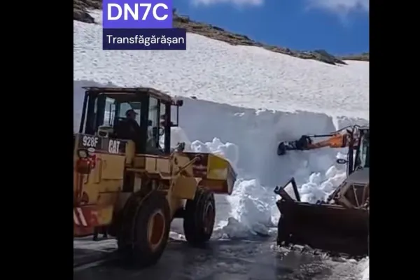 Zăpadă cât casa, pe Transfăgărășan. Drumarii se luptă cu nămeții, în plină vară | VIDEO