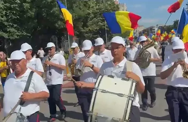 Românii cinstesc tricolorul într-un marș organizat de AUR la Târgu Mureș VIDEO