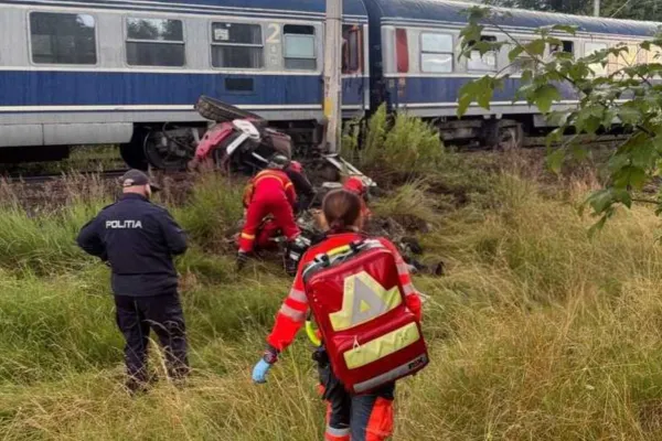 Accident feroviar grav în Suceava. Un excavator a fost lovit de un tren pe ruta Iași-Timișoara, iar operatorul utilajului a murit