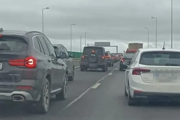 Accident pe drumul spre mare! Doi copii, răniți după impactul dintre trei mașini: coloană de 7 kilometri