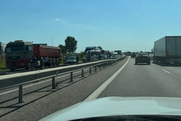 Trafic oprit pe Autostrada A1, spre Pitești, după un accident între două mașini și un camion: sunt doi răniți
