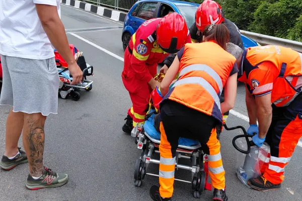 Accident rutier pe DN 66, la intrarea în Petroșani dinspre Hațeg. Două persoane au suferit multiple traumatisme FOTO/VIDEO