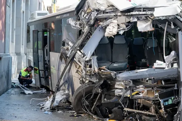 Accident de autobuz în Spania. 46 de răniți, dintre care 4 în stare critică, după ce vehiculul a intrat într-o clădire