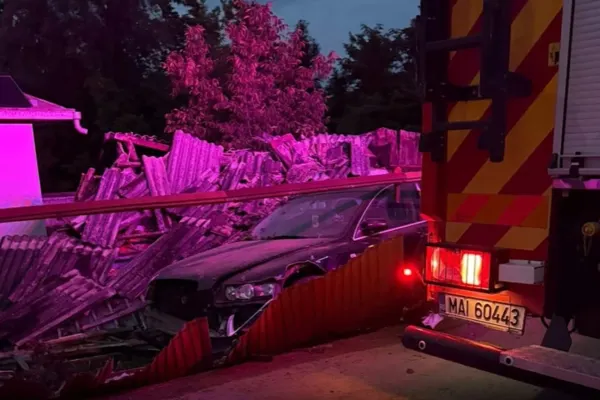 Accident demn de cascadorii râsului în Botoșani. O mașină scăpată de sub control a ajuns în bucătăria unei gospodării